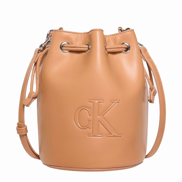 Calvin Klein Petit sac seau orn dun monogramme distinctif - U Beige- Ref 90 €